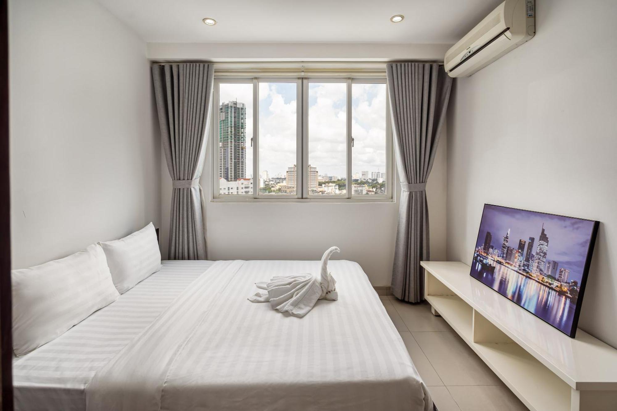 Otis - Balcony View - Steps From Bui Vien - International Plaza Building - District 1 * Ho Chi Minh City