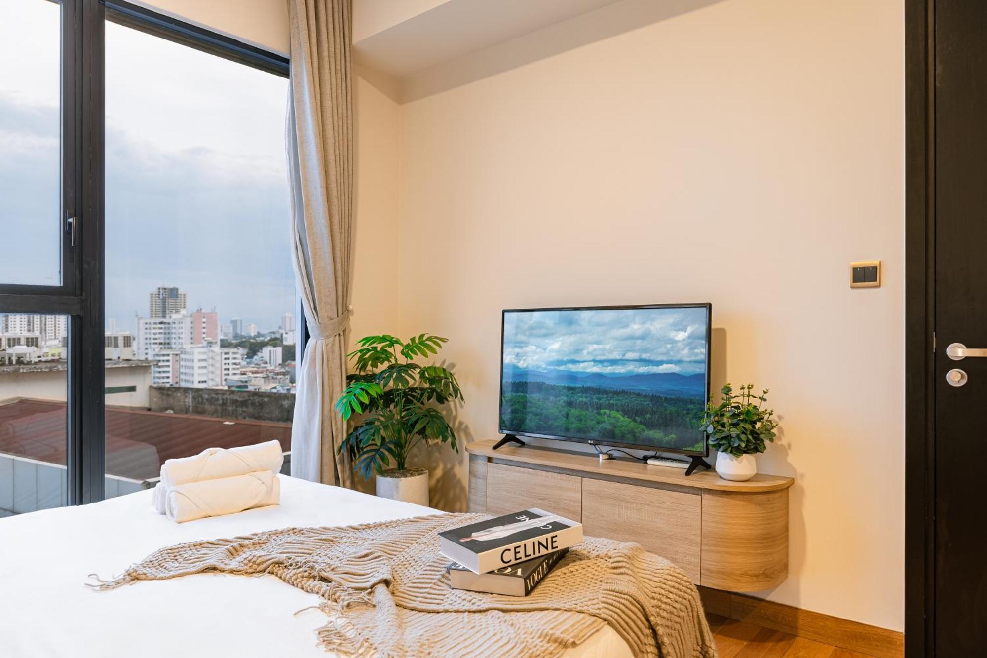 Exclusive 2-3 Bedroom In District 1 Free Pool Gym Sauna Apartment