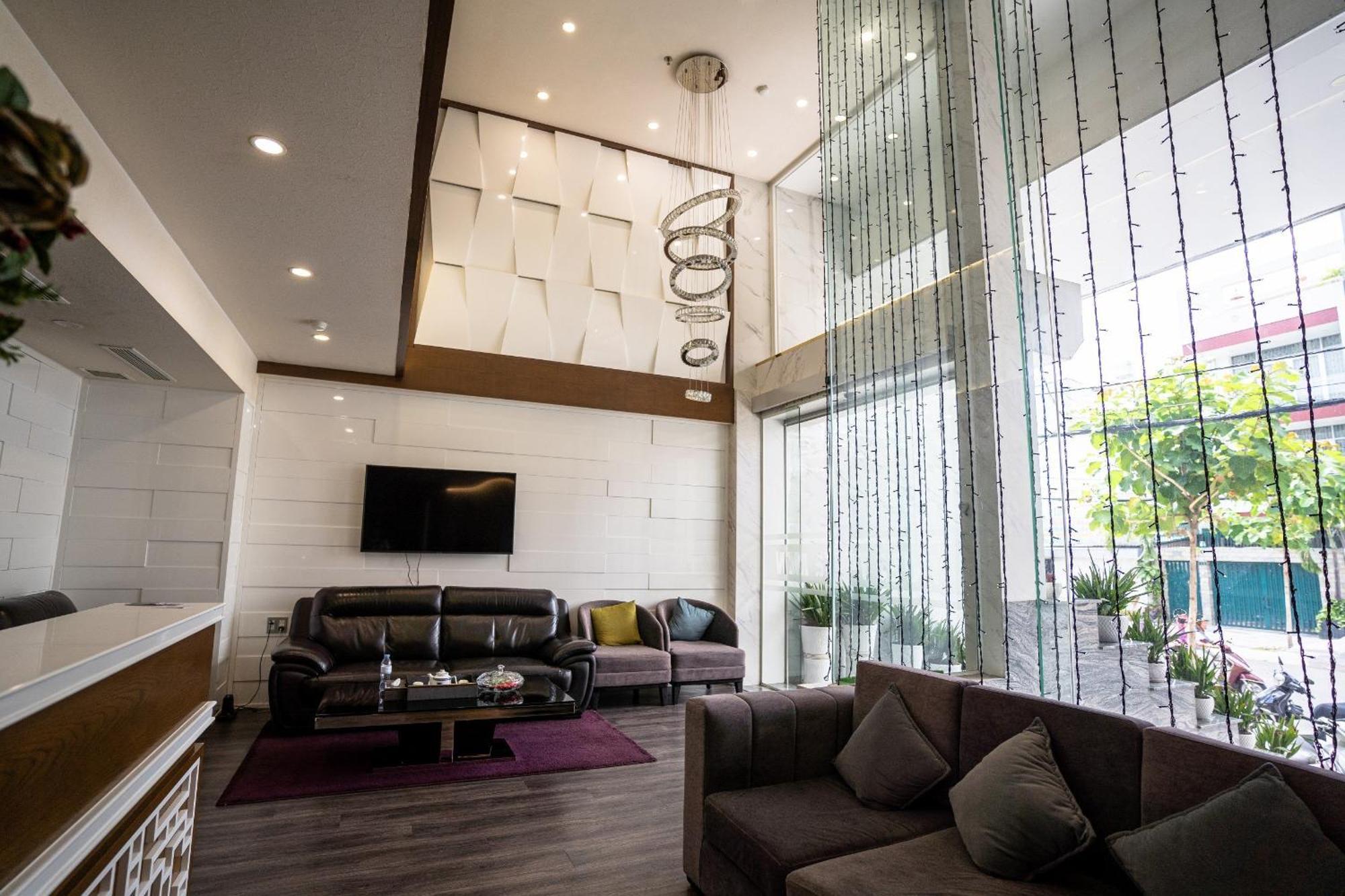 The Moon Hotel 2*