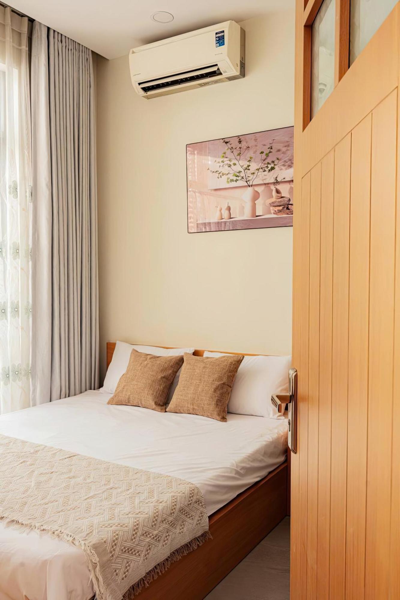 Modern - Garden Gate Apartment *