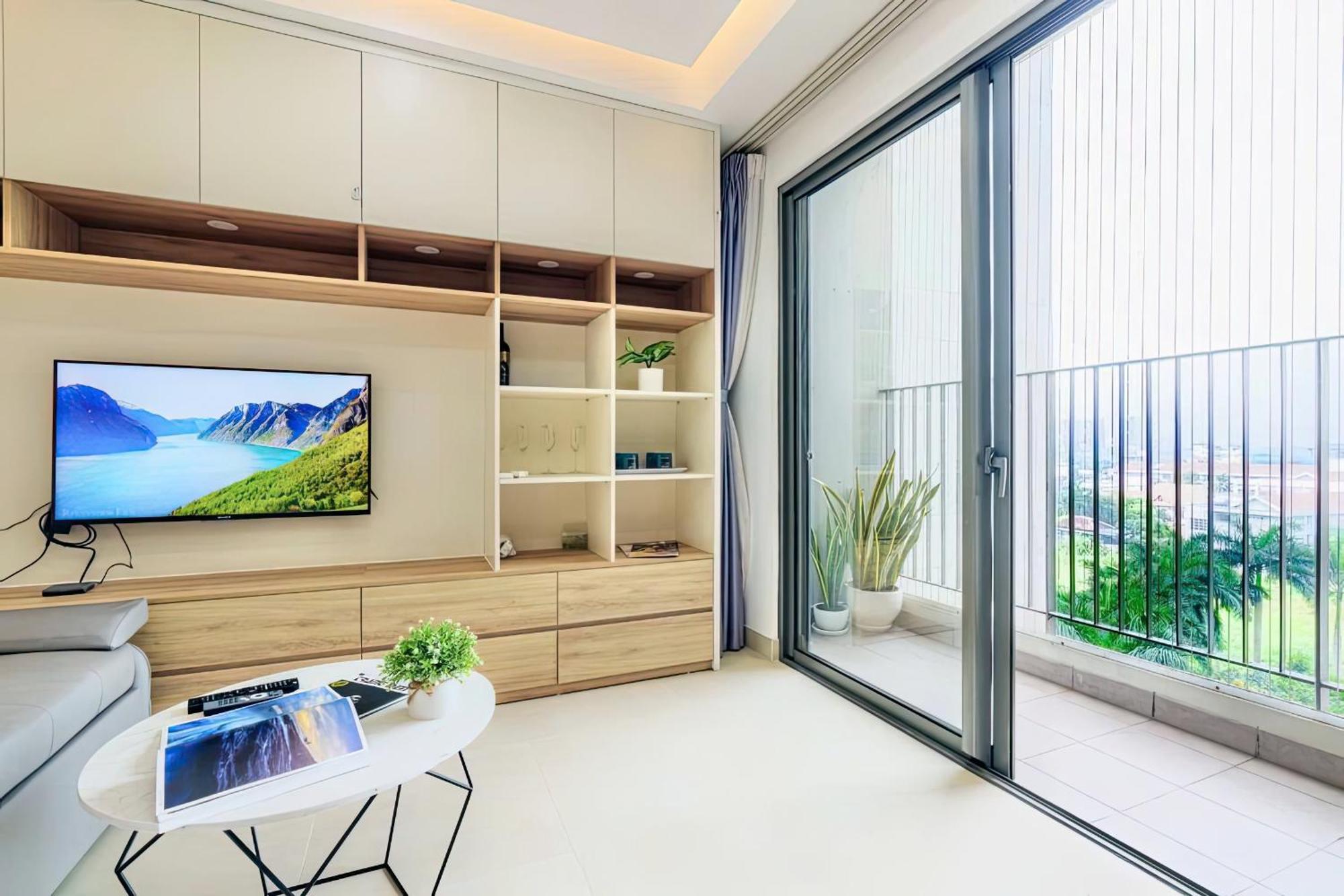 Modern - Garden Gate Apartment *