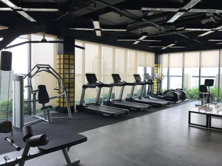 De Lux Madison 2 Bedrooms 2 Baths, Pool Gym Apartment *