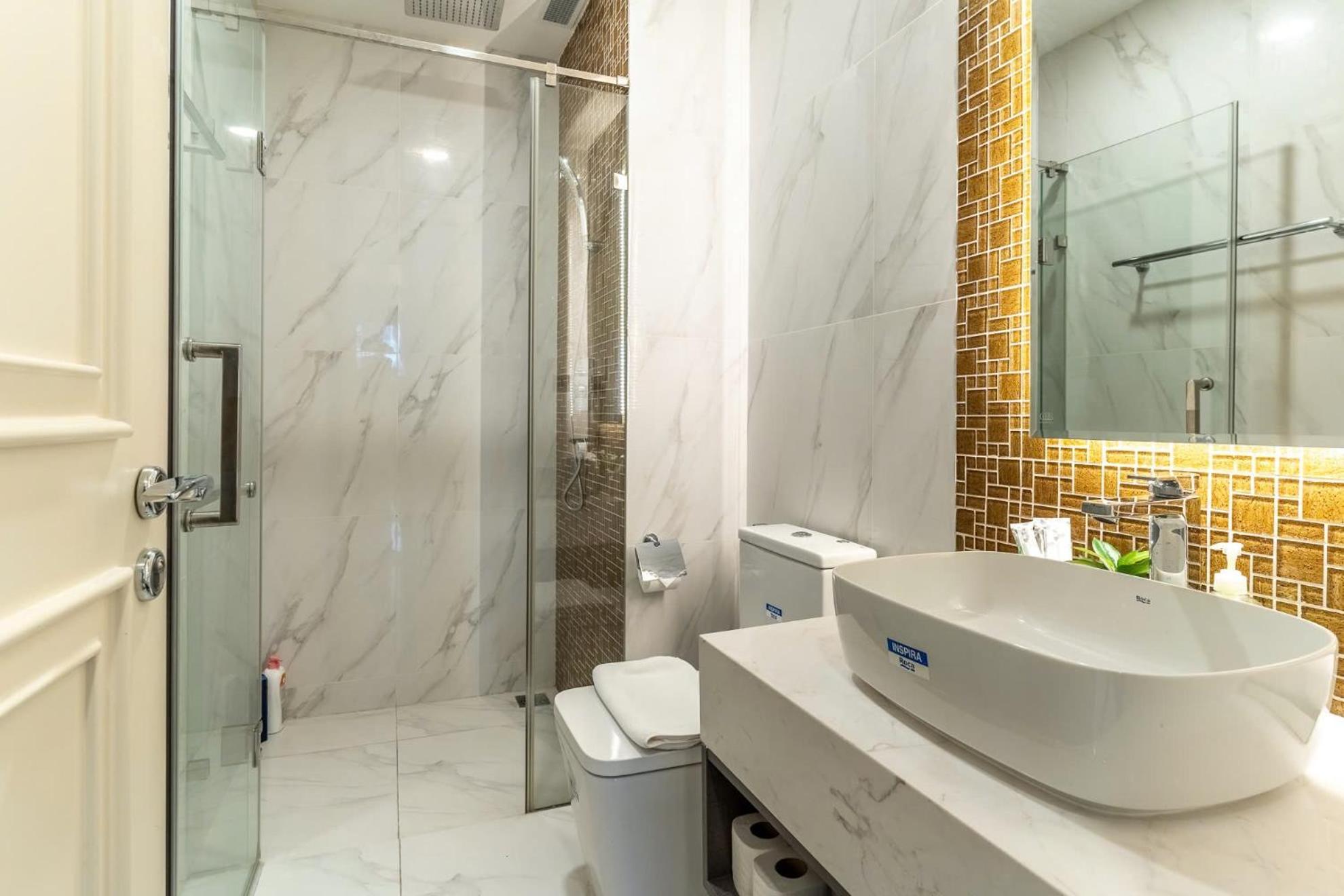 De Lux Madison 2 Bedrooms 2 Baths, Pool Gym