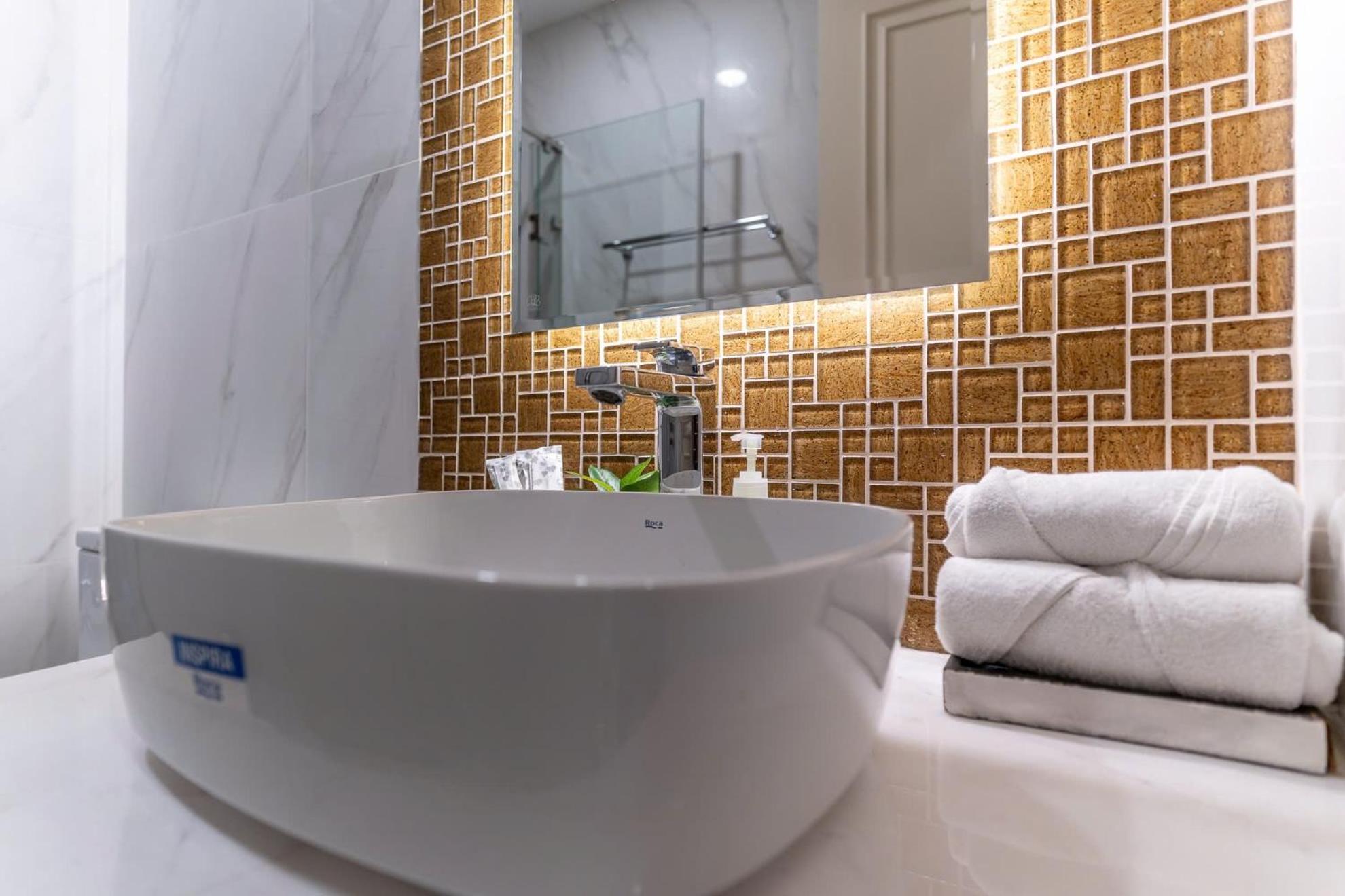 De Lux Madison 2 Bedrooms 2 Baths, Pool Gym Apartment *