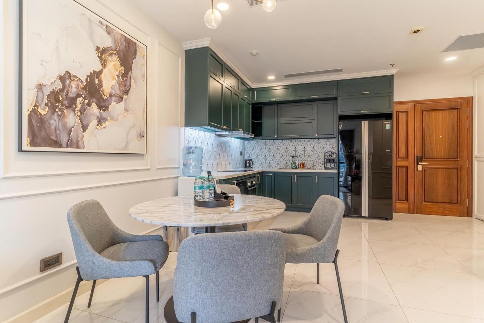 De Lux Madison 2 Bedrooms 2 Baths, Pool Gym *