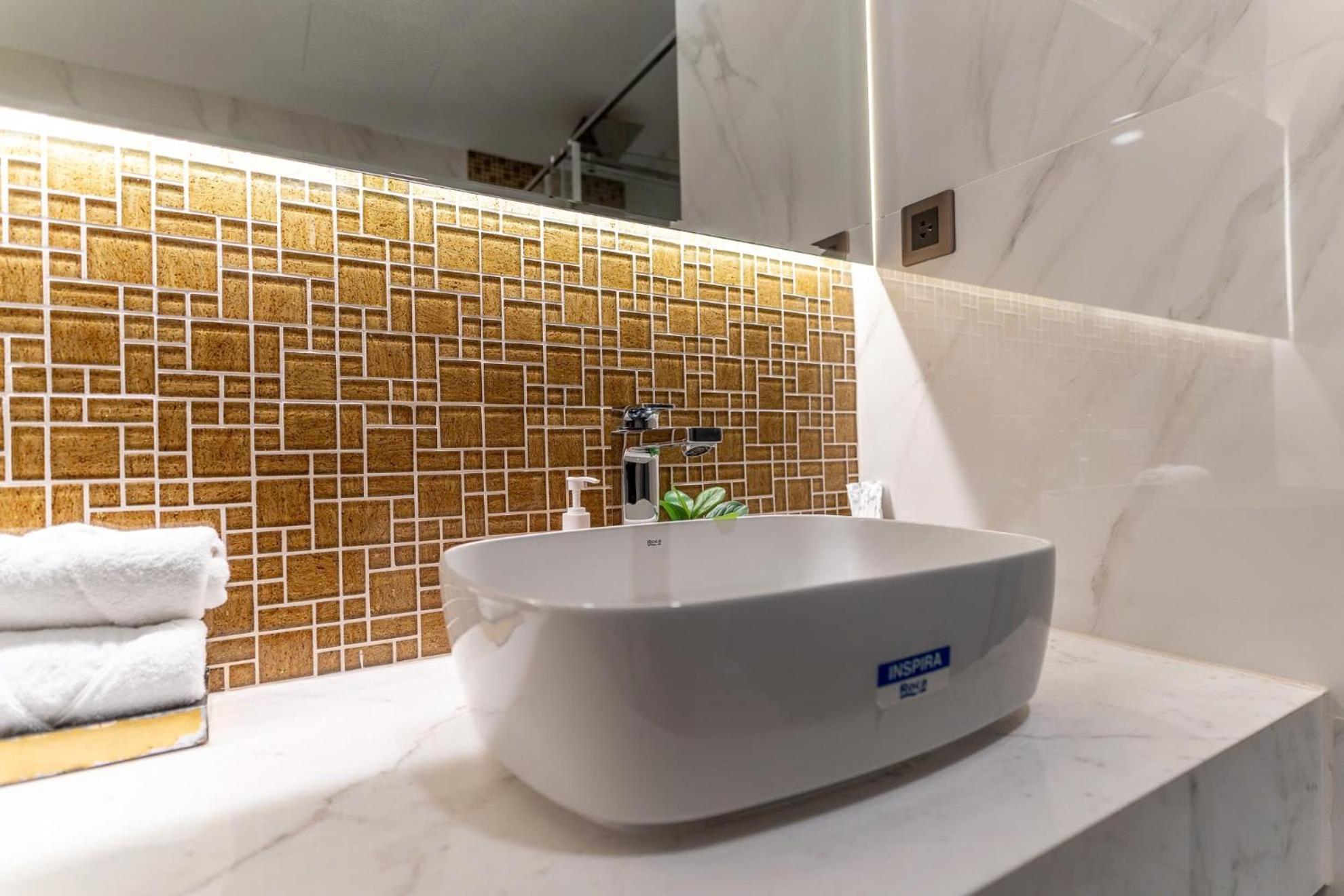 De Lux Madison 2 Bedrooms 2 Baths, Pool Gym Ho Chi Minh City