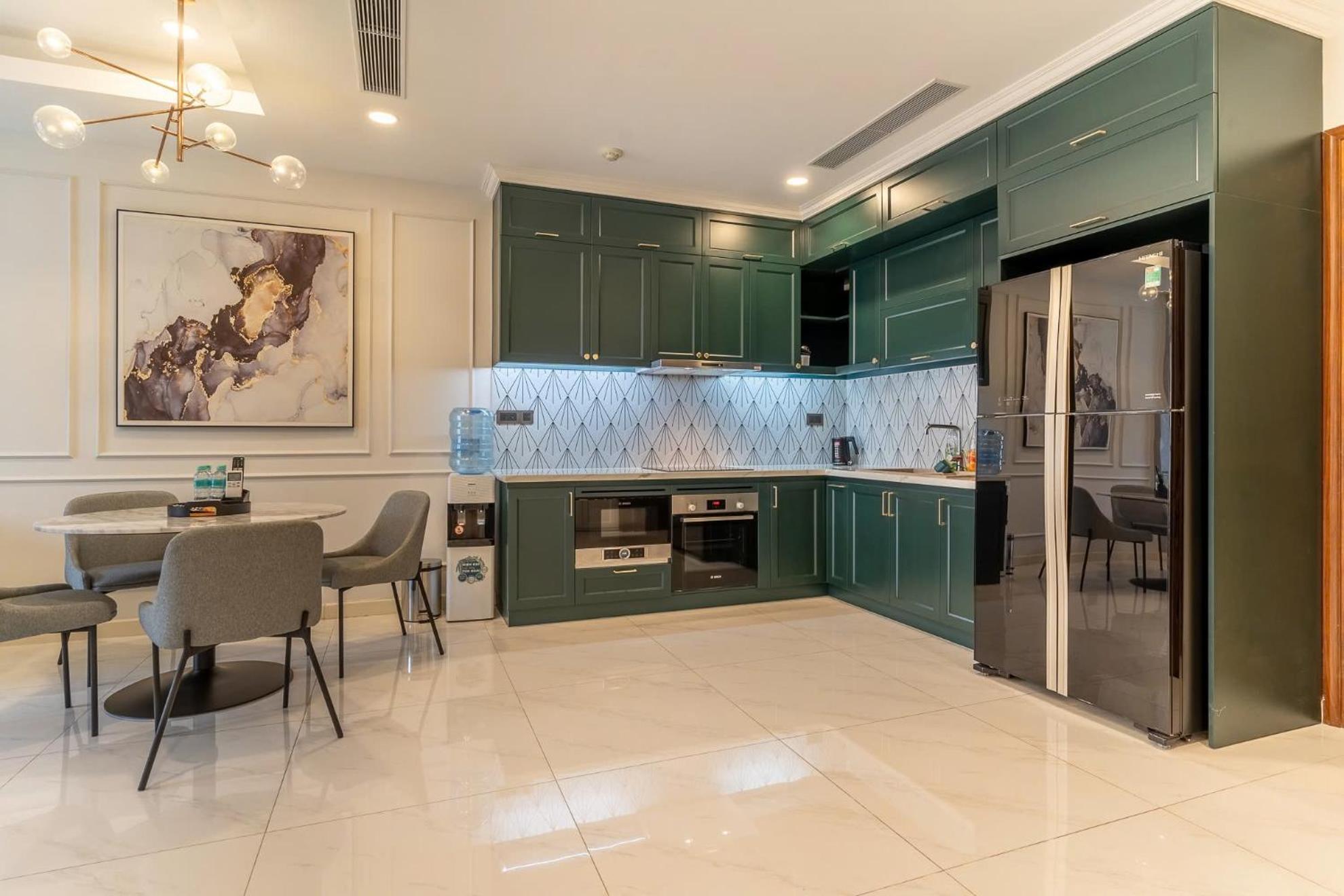 De Lux Madison 2 Bedrooms 2 Baths, Pool Gym *