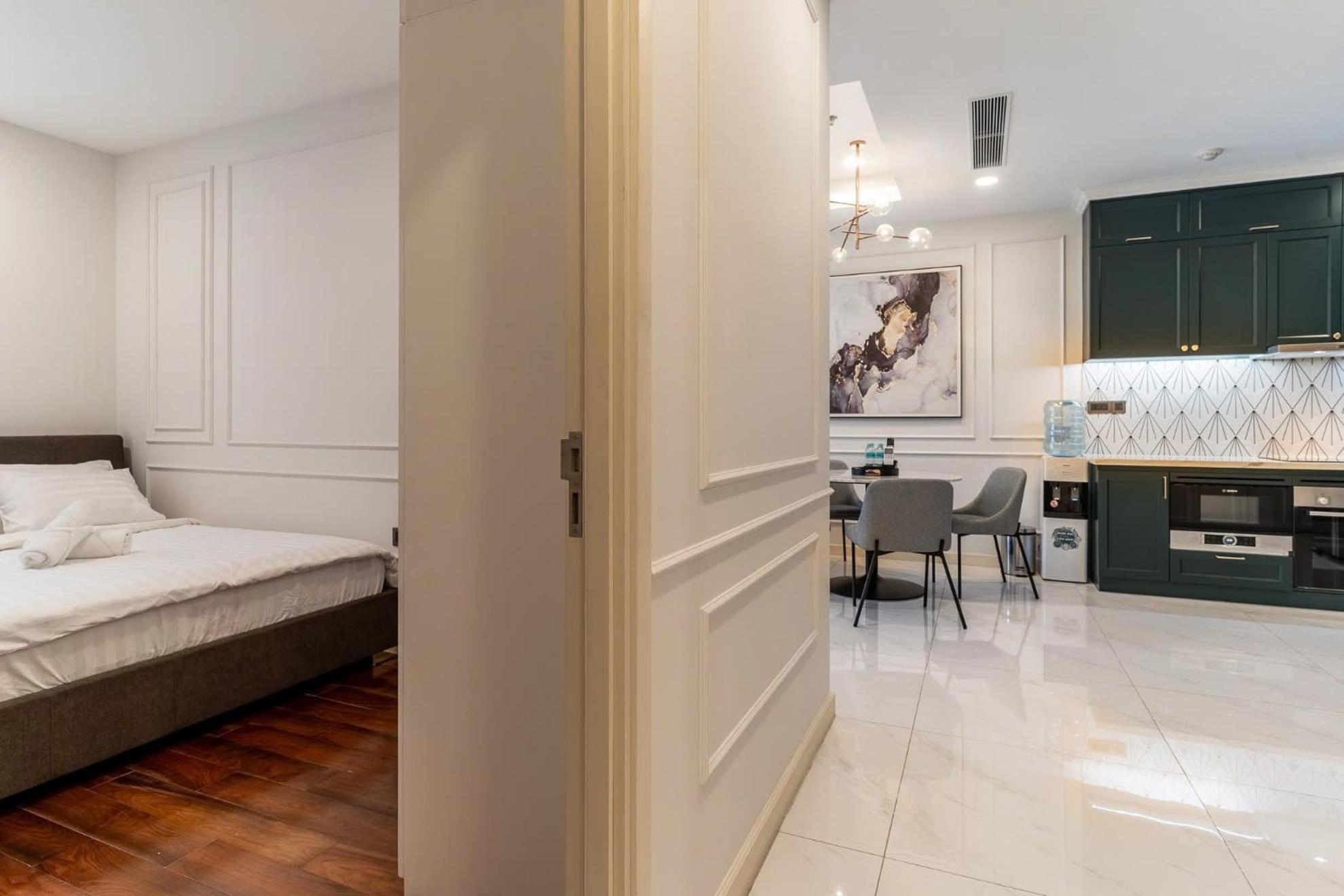 De Lux Madison 2 Bedrooms 2 Baths, Pool Gym Apartment