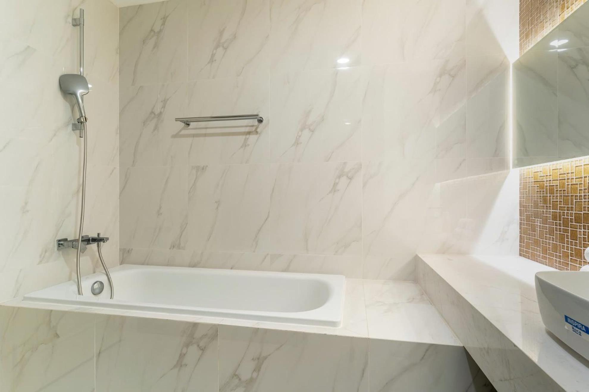 De Lux Madison 2 Bedrooms 2 Baths, Pool Gym Apartment *