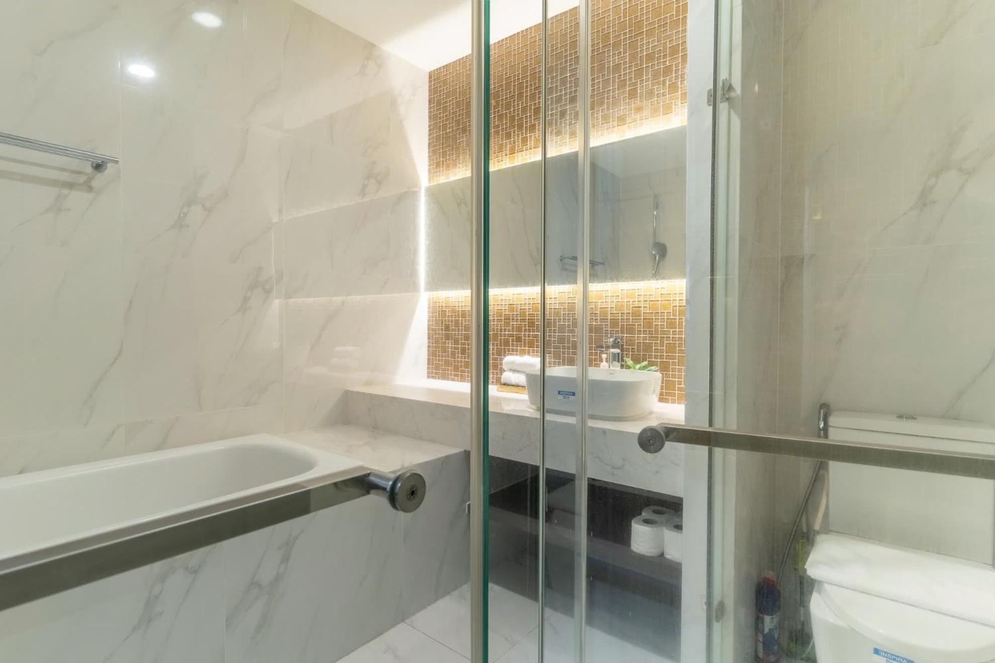 De Lux Madison 2 Bedrooms 2 Baths, Pool Gym Apartment