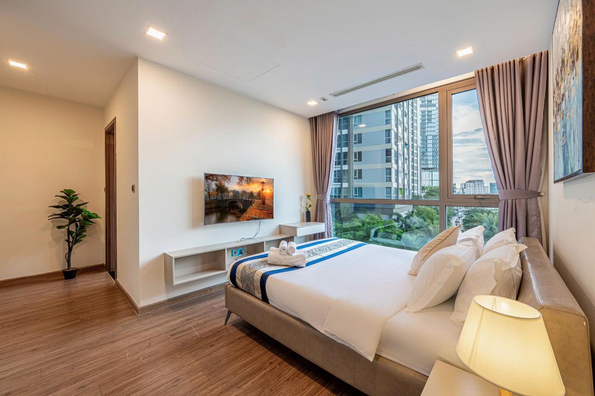 Luxury At Vinhomes Park