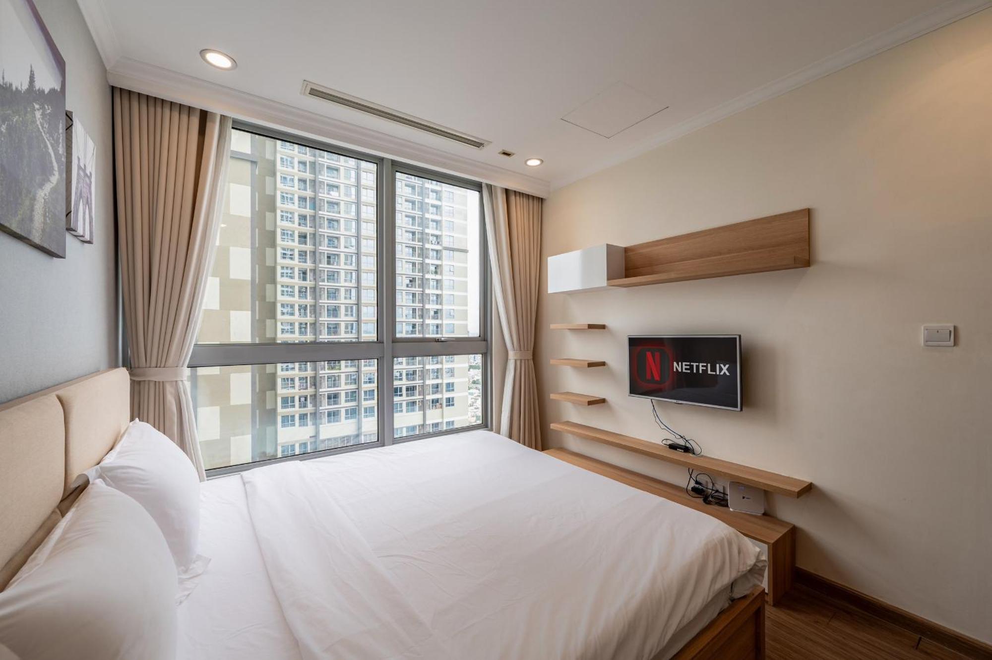 Luxury At Vinhomes Park *