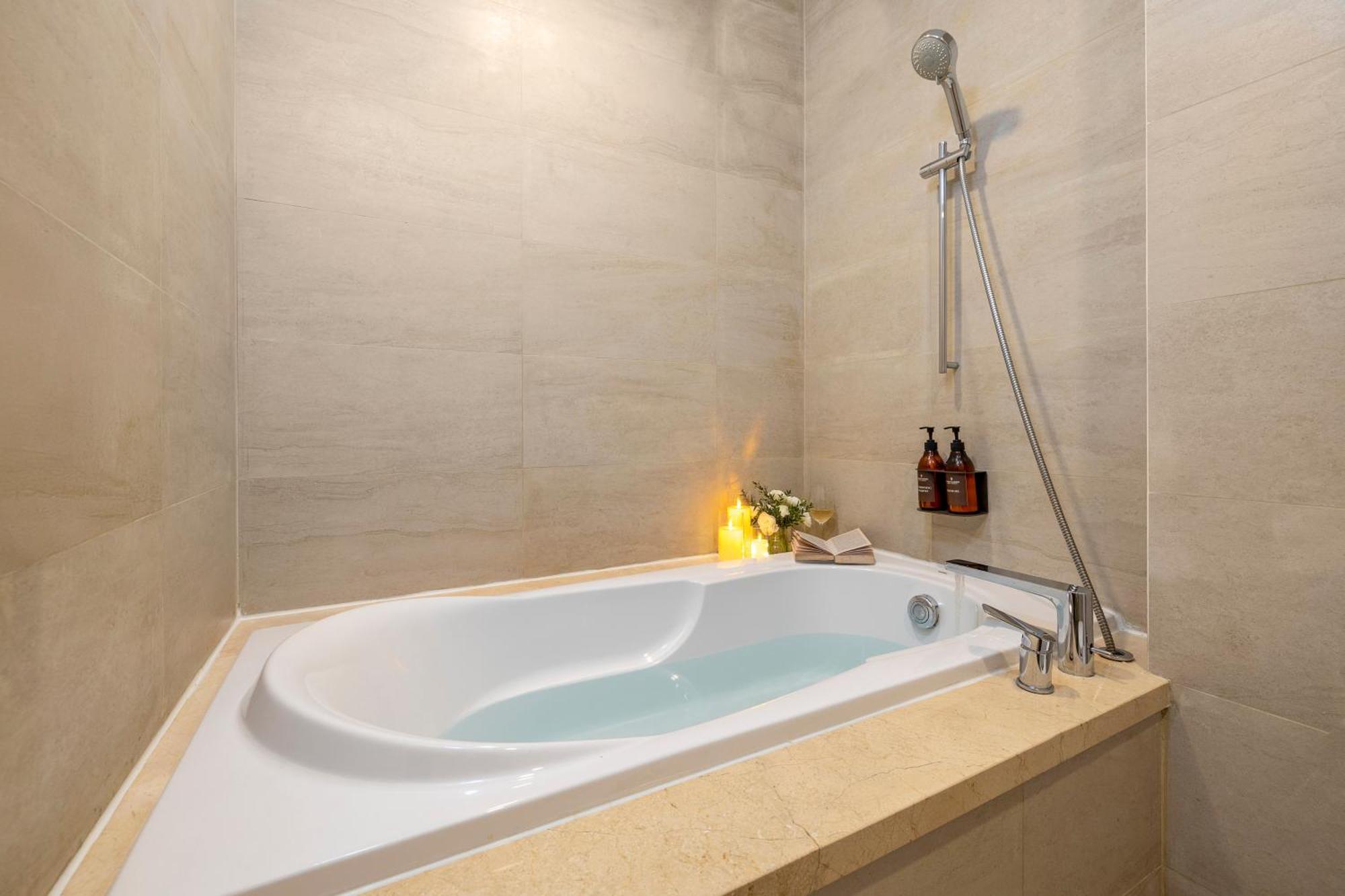 T-ritz Saigon & Khách sạn hẻo lánh