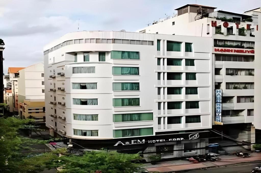 Khách sạn The White 8a Thái Văn Lung TP. Hồ Chí Minh