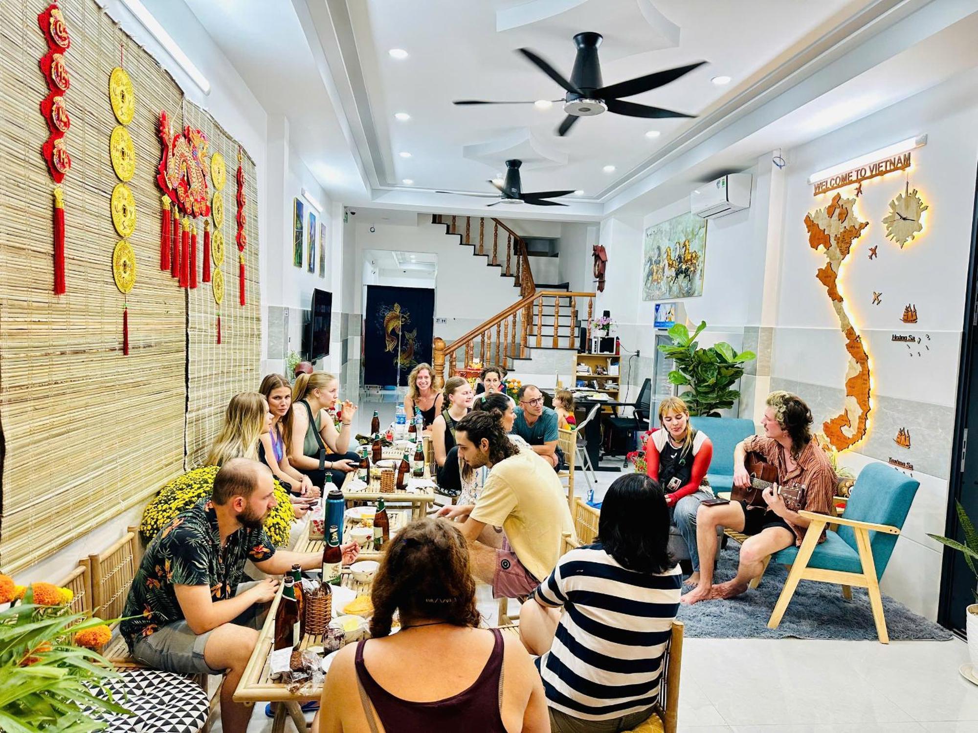 Aloha Saigon Premium By Local Travel Experts - Newly Opened, Less-touristy Location, Spacious Rooms, Glass Shower Bathroom, Free Breakfast & Walking Tour Nhà trọ *