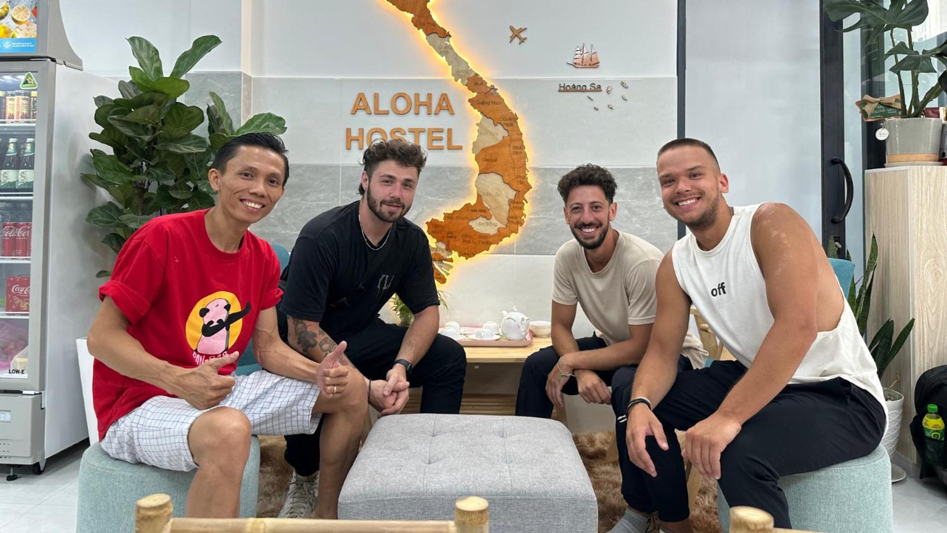 Nhà trọ Aloha Saigon Premium By Local Travel Experts - Newly Opened, Less-touristy Location, Spacious Rooms, Glass Shower Bathroom, Free Breakfast & Walking Tour