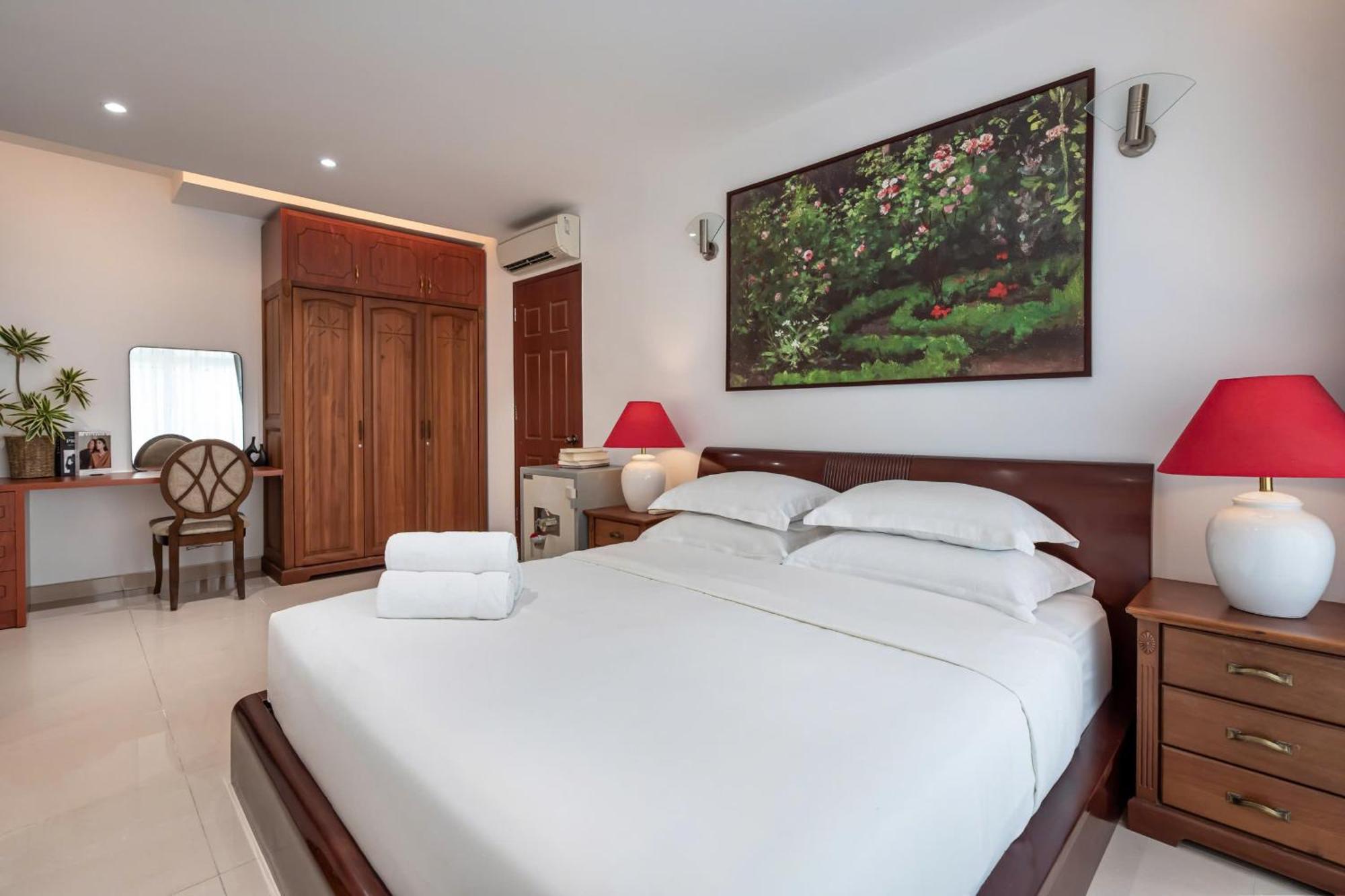 Apartment Otis - Balcony View - Steps From Bui Vien - International Plaza Building - District 1