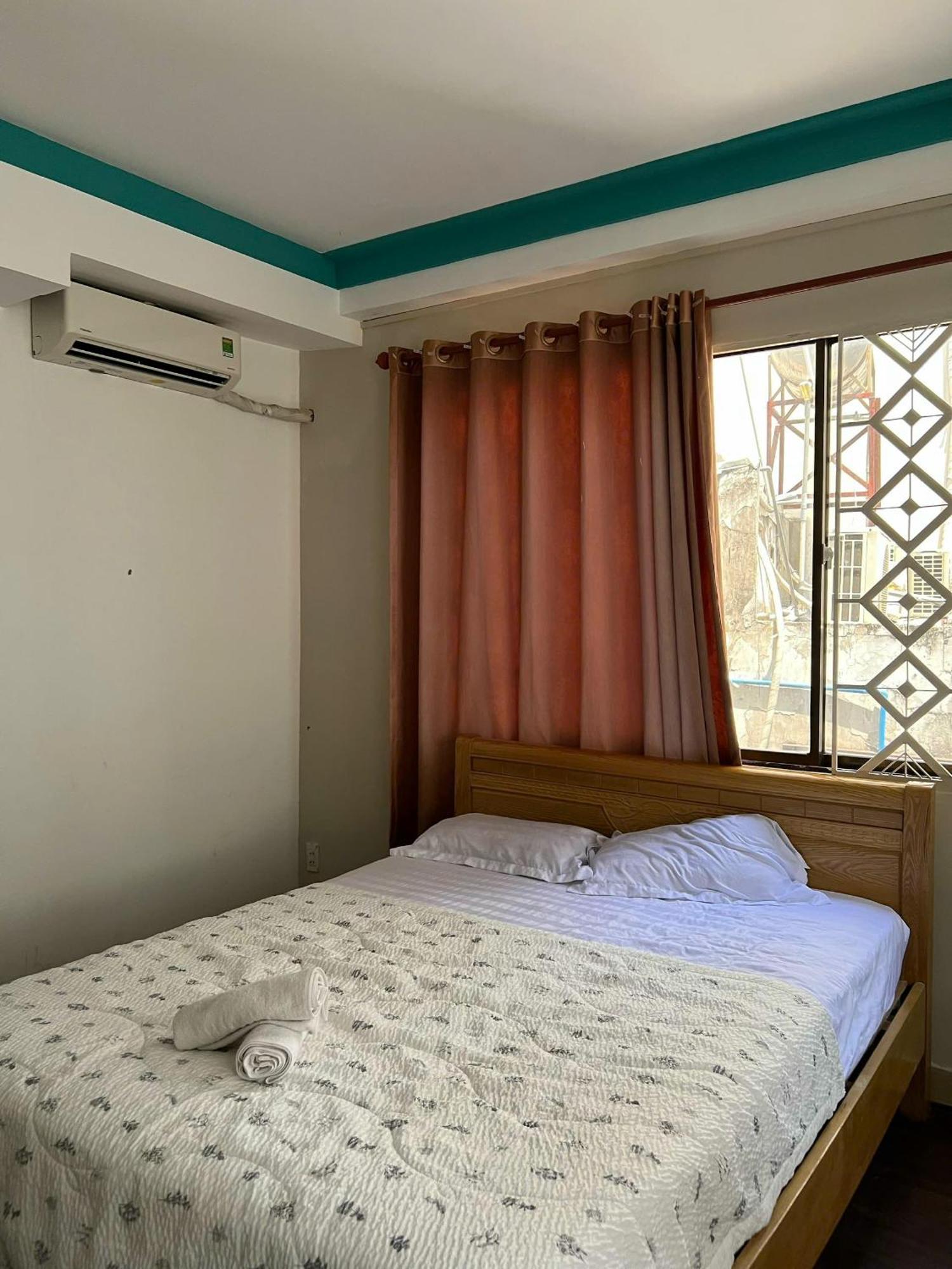 Khách sạn Vuông Tròn *