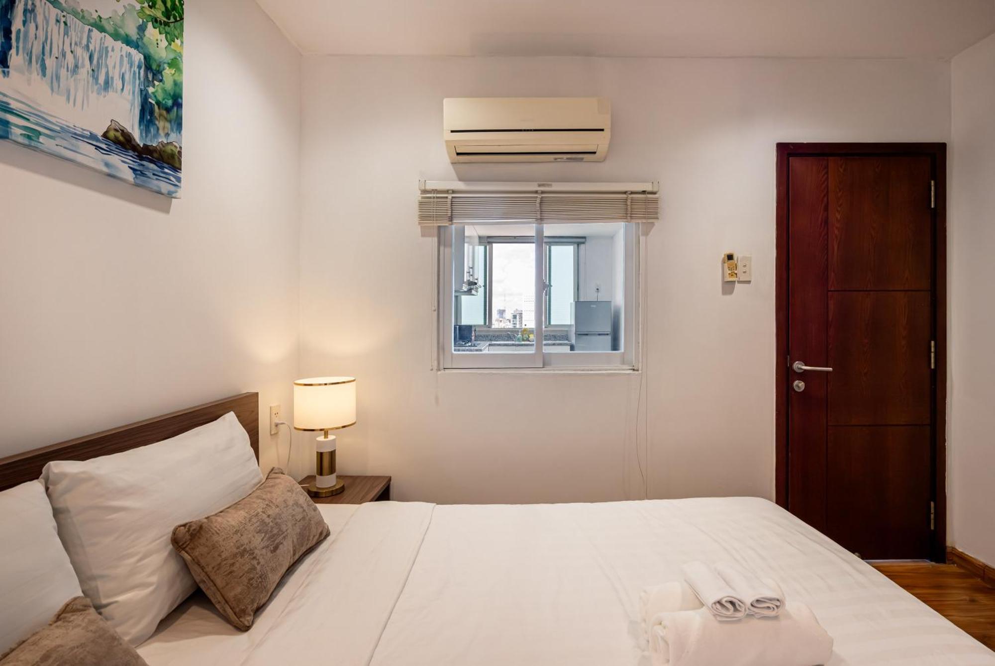 Otis - Balcony View - Steps From Bui Vien - International Plaza Building - District 1 Apartment Ho Chi Minh City