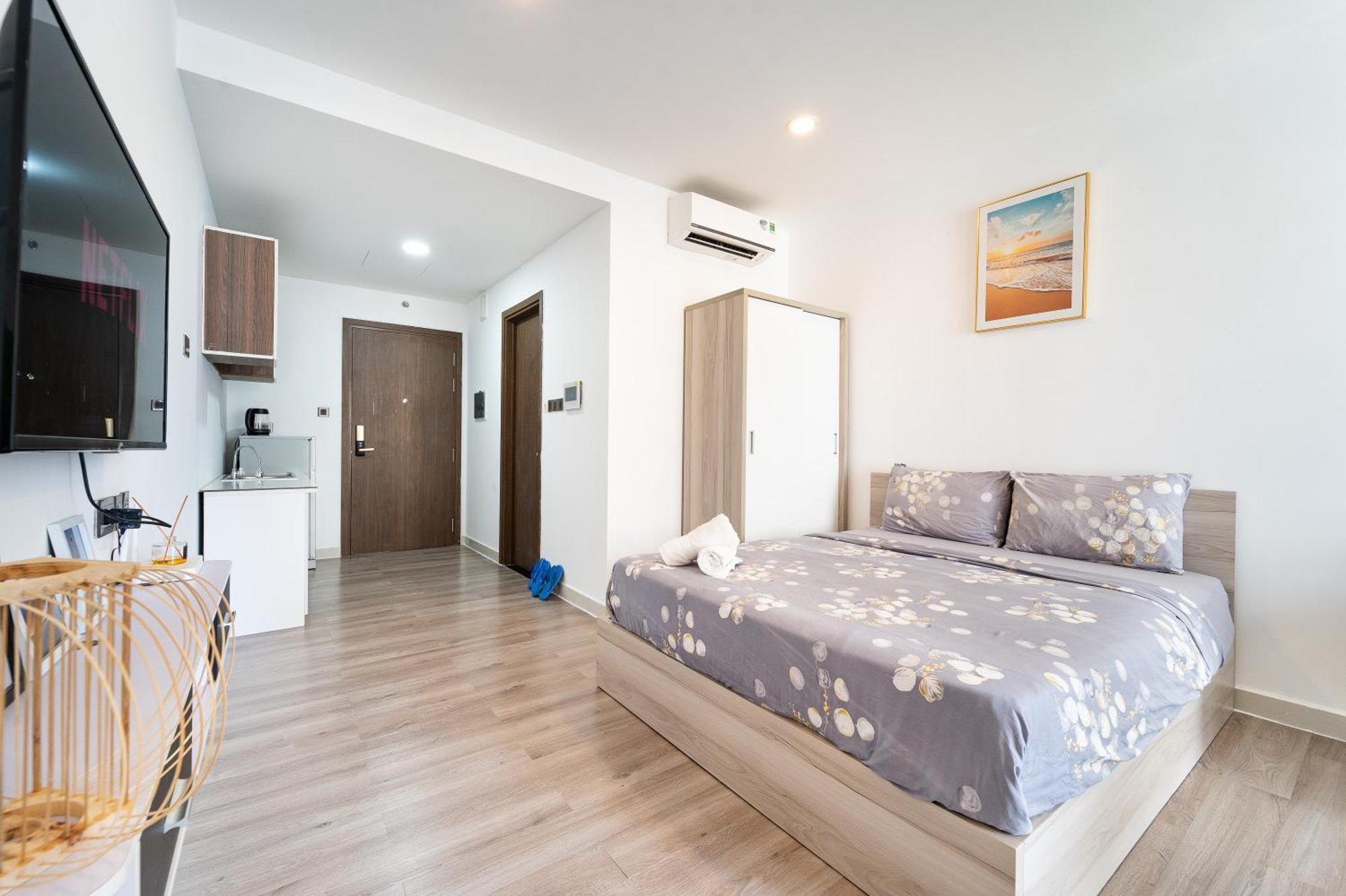 Modern Blue Retreat - Saigon Royal D4 - Hana