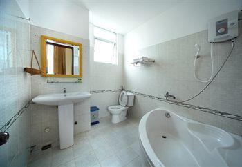 Ava Saigon 3 *