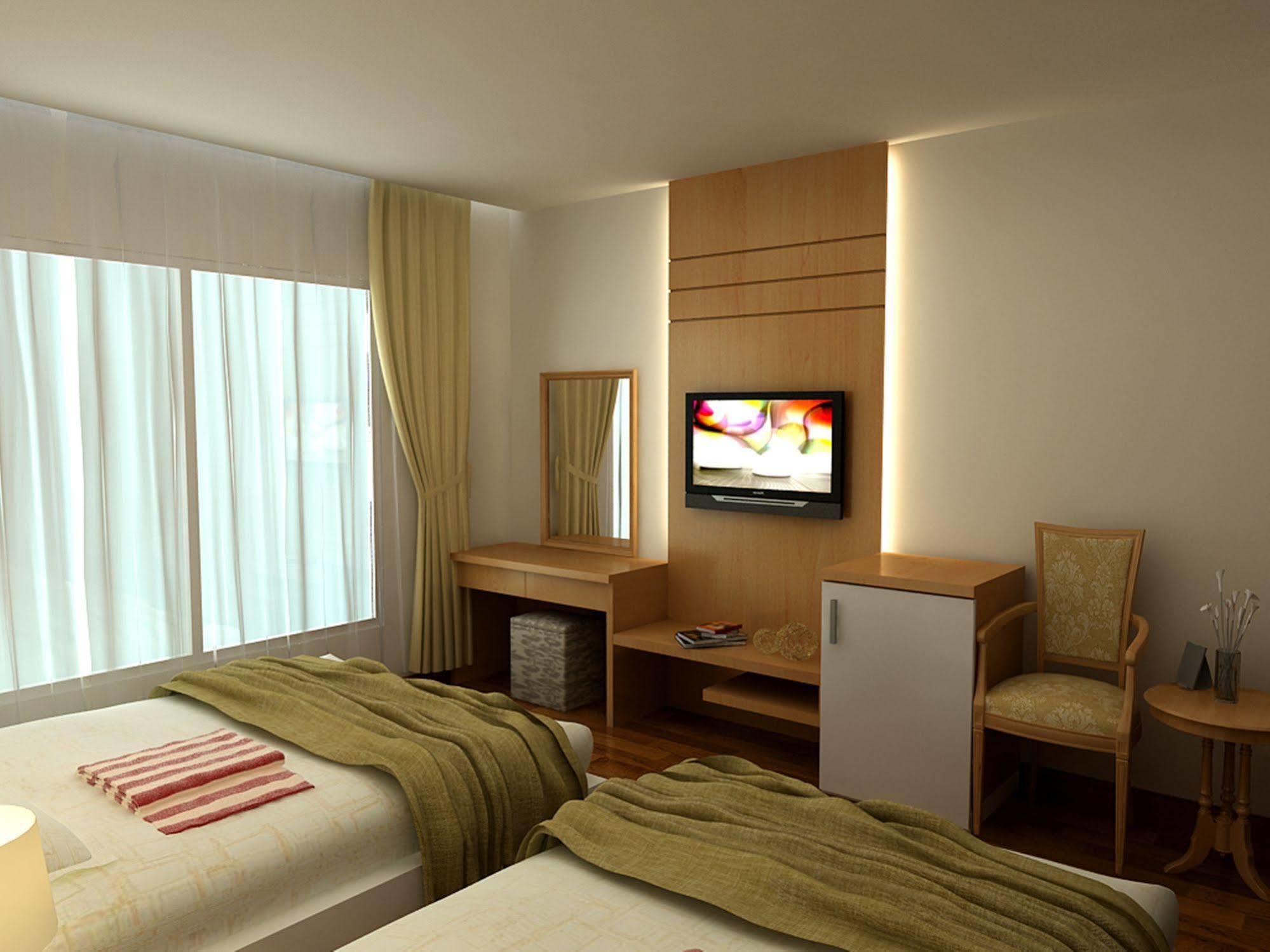 Ha Noi Near Tan Son Nhat Airport --- Free Airport Pick-up And Drop-off Available 24 A Day Hotel