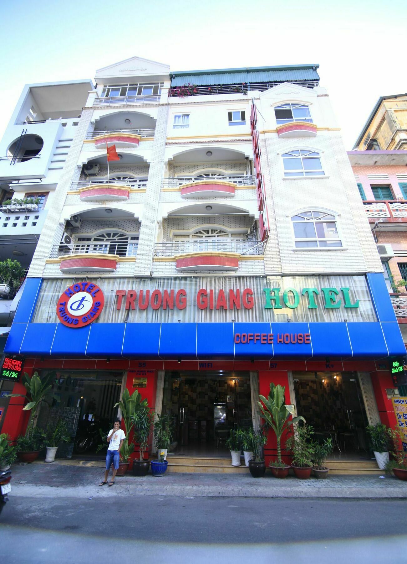 Truong Giang Hotel *
