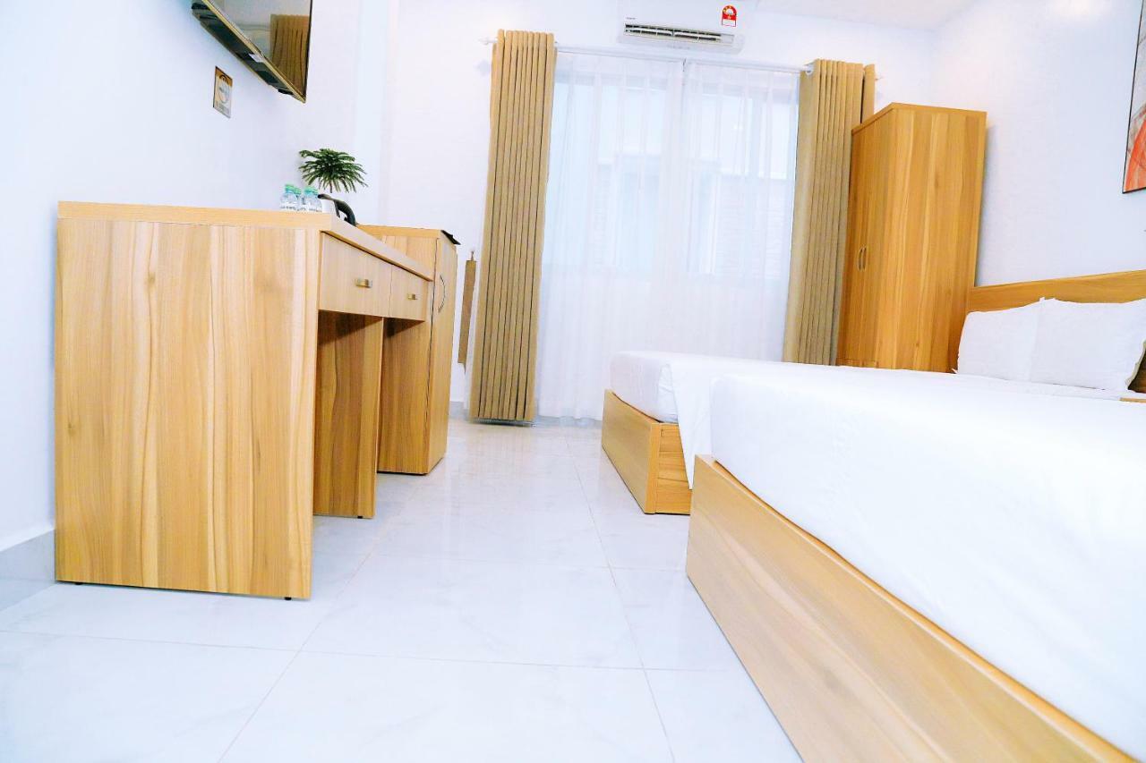 Louis - Bui Vien Walking Street Bed & Breakfast 2*