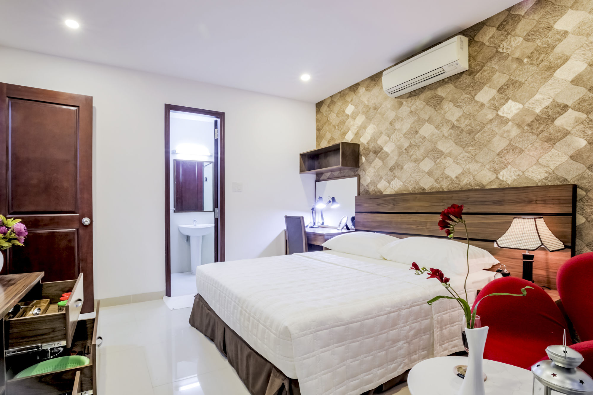 Poonsa Serviced Apartment
