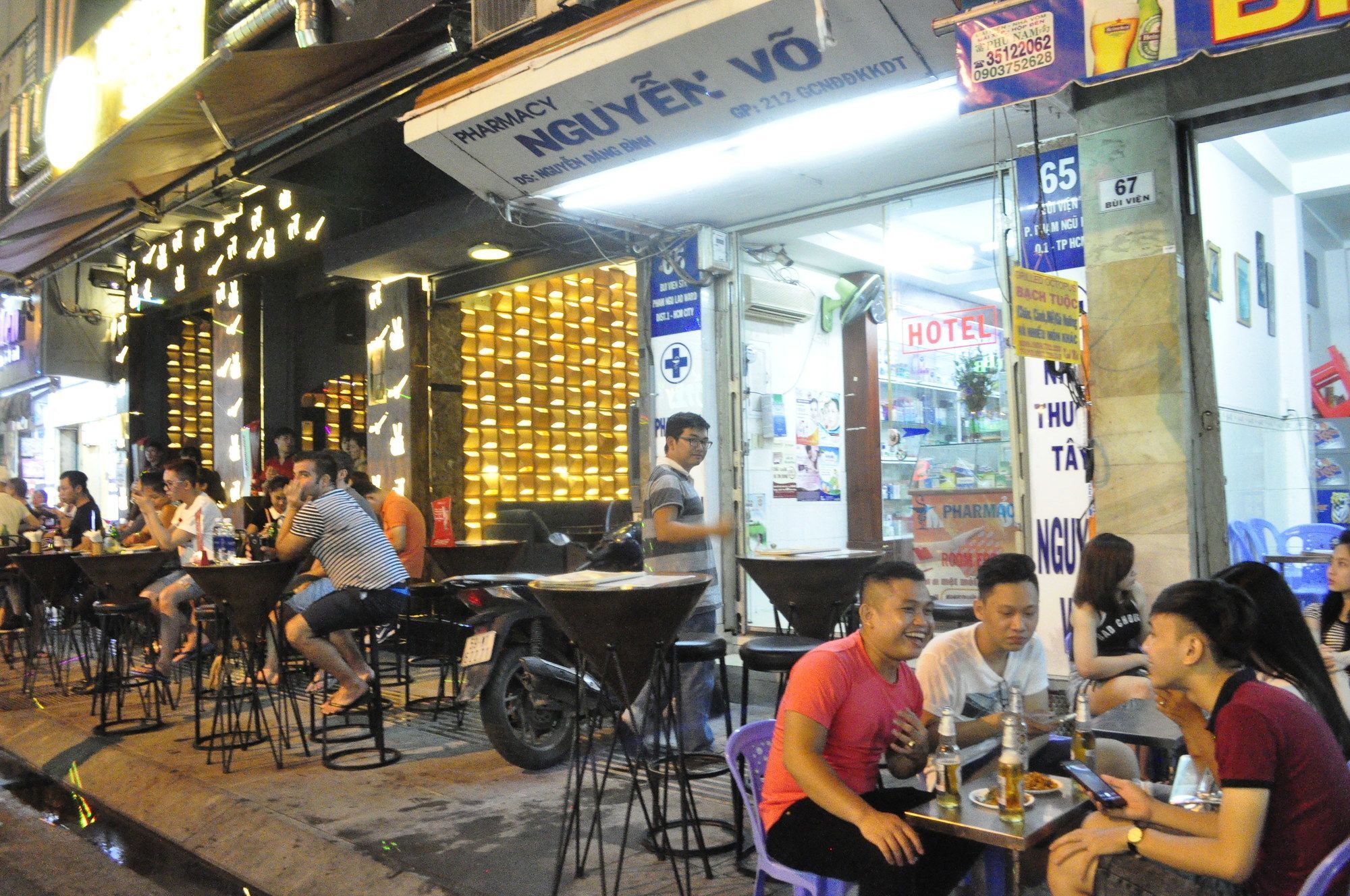 Khách sạn Around The World