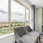 The Arrivals-Lakeview Studio Apartment