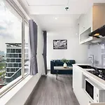 The Arrivals-Lakeview Studio Apartment