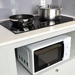 The Arrivals-Lakeview Studio Apartment