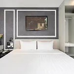 The Arrivals-Lakeview Studio Apartment