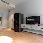 The Rixx Lancaster Apartment @ D1/ Netflix/Bathtub