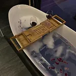 Khanh Nguyen Luxury Apartment, Balcony Street View, Large Bathtub