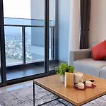Sunwah Pearl Luxury Apartments 3 Bedrooms With The Landmark 81 View And Swimming Pool