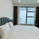 Sunwah Pearl Luxury Apartments 3 Bedrooms With The Landmark 81 View And Swimming Pool