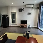 Luxe Apartment Inside Quiet Alley