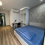 Luxe Apartment Inside Quiet Alley