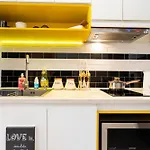 Oui! Oui! Cbd Apartment - Rivergate Building