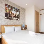 Oui! Oui! Cbd Apartment - Rivergate Building