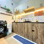 Cozy Studio With Large Balcony In Central Bui Vien District 1