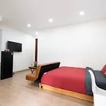 B786 Airport Apartment