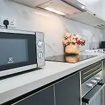 Lusso Suites - D1Mension & Zenity Residence, Sg\'S Heart