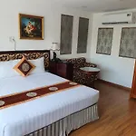 Collection O Emerald Luxury Apartment - Near Secc