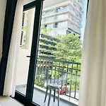 302 Modern Studio With Balcony & Kitchen