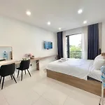 302 Modern Studio With Balcony & Kitchen