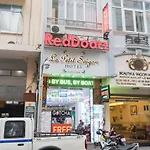 Reddoorz @ Bui Vien Walking Street 3