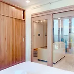 Landmark 81-10.20